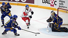 eský útoník Jan Ková se snaí napadat védské hokejisty.