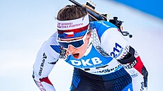 Vyerpaná Jessica Jislová v cíli stíhacího závodu v Le Grand-Bornand