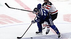 Manninen z Finska v souboji o puk s hráem Kanady v Channel One Cupu