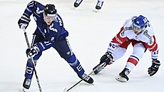 Luká Sedlák napadá rozehrávku jednoho z finských obránc.