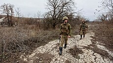 lenové ukrajinské armády bhem sluby v Zolotém v Luhanské oblasti (11....