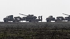 Tanky ukrajinské armády smují na podvalnících smrem k Luhasku. Tlak Ruska...