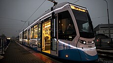 Sváten nazdobená vánoní tramvaj u jezdí po Ostrav.