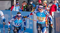 Mikulá Karlík pedává v Hochfilzenu tafetu Michalu Krmáovi.