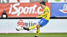 Jan Fortelný z Teplic stílí gól v zápase proti Jablonci.