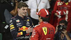panl Carlos Sainz z Ferrari gratuluje Maxu Verstappenovi z Red Bullu.