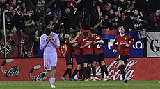 Chimy Avila z Osasuny je obklopen spoluhrá�i po vyrovnávacím gólu na 2:2 v...