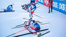 Markéta Davidová se v cíli hromadného závodu en v Le Grand-Bornand sklání k...