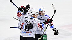 Karlovartí Martin Kohout a Tomá Vondráek se radují z gólu do sít Hradce...