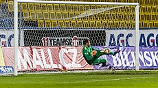 Branká Jan eda z Boleslavi vyráí penaltu v zápase s Teplicemi.