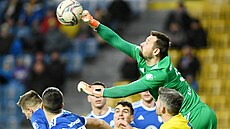 Boleslavský branká Jan eda zasahuje v pokutovém území.