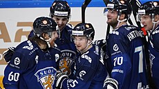 Fin Sekari Manninen (uprostřed) slaví se spoluhráči druhou branku Finska v...