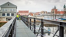 Spole�nost Metrostav dokon�ila instalaci nové lávky nad Jiráskovým jezem v...