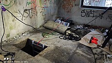 Ze zatopeného sklepa vým�níku museli t�lo mu�e vytáhnout policejní potáp��i.