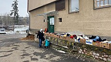 Prostor, kde pra�ská potravinová banka vydává ka�dé úterý balí�ky. Krom� jídla...