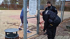 M�stská policie pákovými kle�t�mi p�e�típla zámek u h�i�t�, které n�kdo...