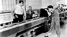 Charlie Chaplin ve filmu Moderní doba (1936) nastavil zrcadlo kapitalismu a...