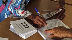 Občané Nové Kaledonie hlasovali v referendu o nezávislosti území na Francii....