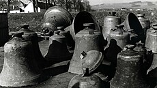 Zvony z celého okolí byly za války odvezeny z bystřického nádraží do Prahy.