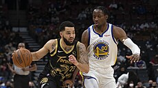 Fred VanVleet z Toronta uniká, sleduje ho Jonathan Kuminga z Golden State.