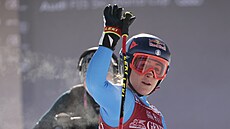 Sofia Goggiaová v cíli superobího slalomu ve Val D'Isere.