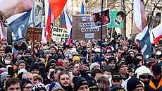 Odprci povinného okování demonstrují na Václavském námstí v centru Prahy