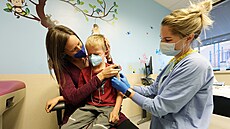 Očkování dítěte v USA (3. listopadu 2021)