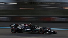Lewis Hamilton z Mercedesu v tréninku na Velkou cenu Abú Zabí F1.