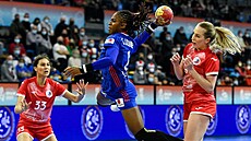 Francouzská házenkáka Coralie Lassourceová stílí na ruskou branku.