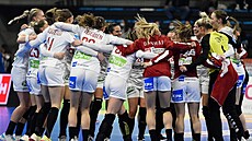 Dánské házenkáky se radují ze tvrtfinálové výhry nad Brazílií.