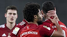 Serge Gnabry z Bayernu Mnichov slaví se spoluhrái gól v duelu se Stuttgartem.