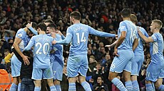 Fotbalisté Manchesteru City slaví gól Jacka Grealishe.