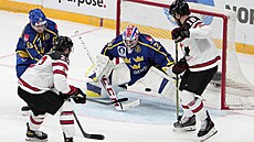 Kanadský hokejista Philippe Mailett (vlevo) v šanci před švédským brankářem...