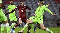 Sebastiaan Bornauw (vpravo) z Wolsburgu brání Roberta Lewandovského z Bayernu...