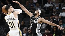 Tomá� Satoranský (31) z New Orleans Pelicans se sna�í p�elstít Derricka Whita...