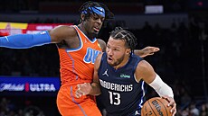 Jalen Brunson (13) z Dallas Mavericks se tlaí kolem Luguentze Dorta z Oklahoma...