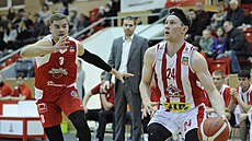 Mat�j Burda (vpravo) z Pardubic úto�í na ko� Olomoucka, stíhá ho Filip Halada.