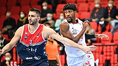 Richard Körner (vlevo) z Brna a Demetre Rivers z Nymburka se petlaují.