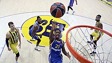 James Nunnally (v modrém) z Maccabi Tel Aviv zakonuje na ko Fenerbahce,...