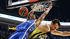 Kameron Taylor (v modrém) z Maccabi Tel Aviv smeuje na ko Fenerbahce,...