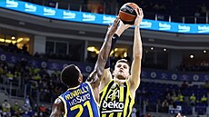 Jan Veselý (u mí�e) z Fenerbahce st�ílí na ko� Maccabi Tel Aviv p�es Jamese...