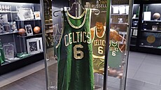 Bill Russell v prosinci 1969 nastoupil za Boston Celtics v dresu, který se o...