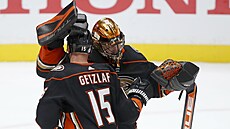 Ryan Getzlaf a Anthony Stolarz slaví výhru Anaheim Ducks.