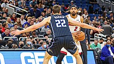 Gabe Vincent (2) z Miami Heat hledá spoluhráe v zápase s Orlando Magic, brání...