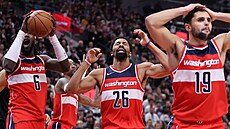 Montrezl Harrell, Spencer Dinwiddie a Raul Neto (zleva) z Washington Wizards se...