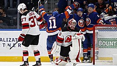 Hokejisté NY Islanders slaví gól, vlevo smutní český útočník ve službách New...