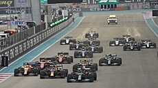 Momentka z Velké ceny Abú Zabí formule 1, v �ele je Lewis Hamilton.