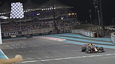 Cíl Velké ceny Abú Zabí formule 1: první je Max Verstappen, až za ním je Lewis...