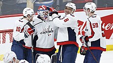 Radost hokejistů Washingtonu po vítězství nad Winnipegem, český brankář Vítek...