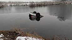 �ena na P�íbramsku po smyku neovládla auto a sjela do rybníka. Policisté...